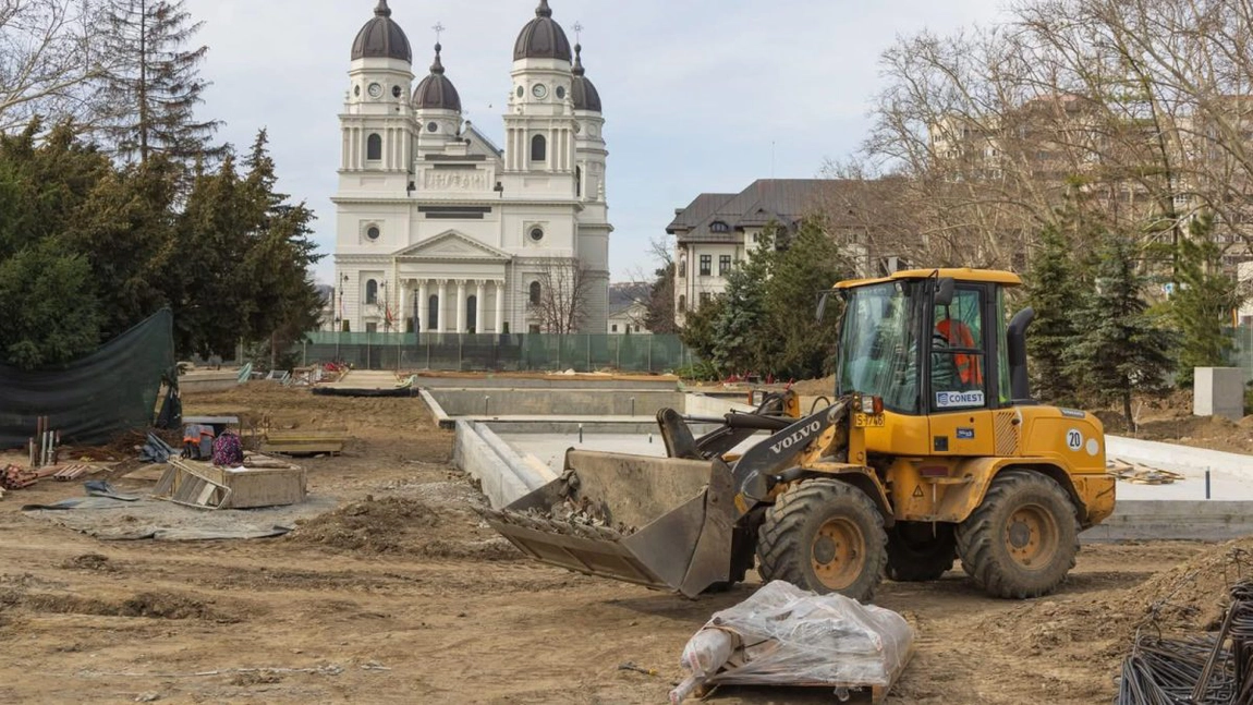 Lucrările de modernizare a parcului din fața Teatrului Național „Vasile Alecsandri” Iași au fost reluate