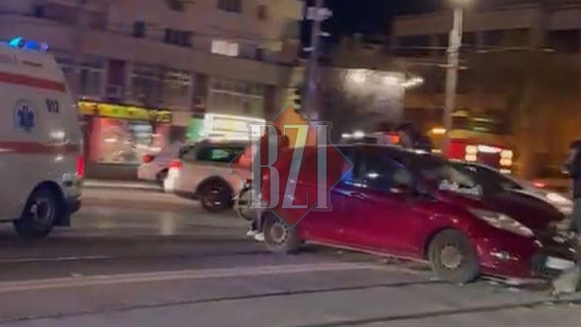 Un alt accident s-a produs în municipiul Iași! Două mașini au intrat în coliziune în Podu Roș