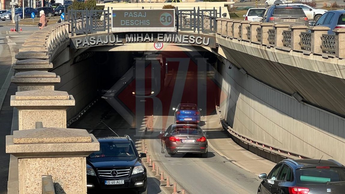 Accident rutier în pasajul Mihai Eminescu. Mai multe mașini sunt implicate