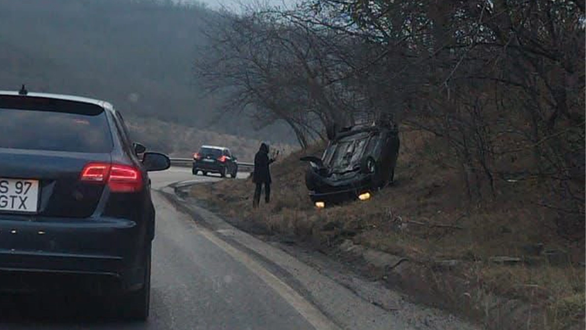 Accident rutier la Popricani! O mașină s-a răsturnat. La volan se afla o femeie