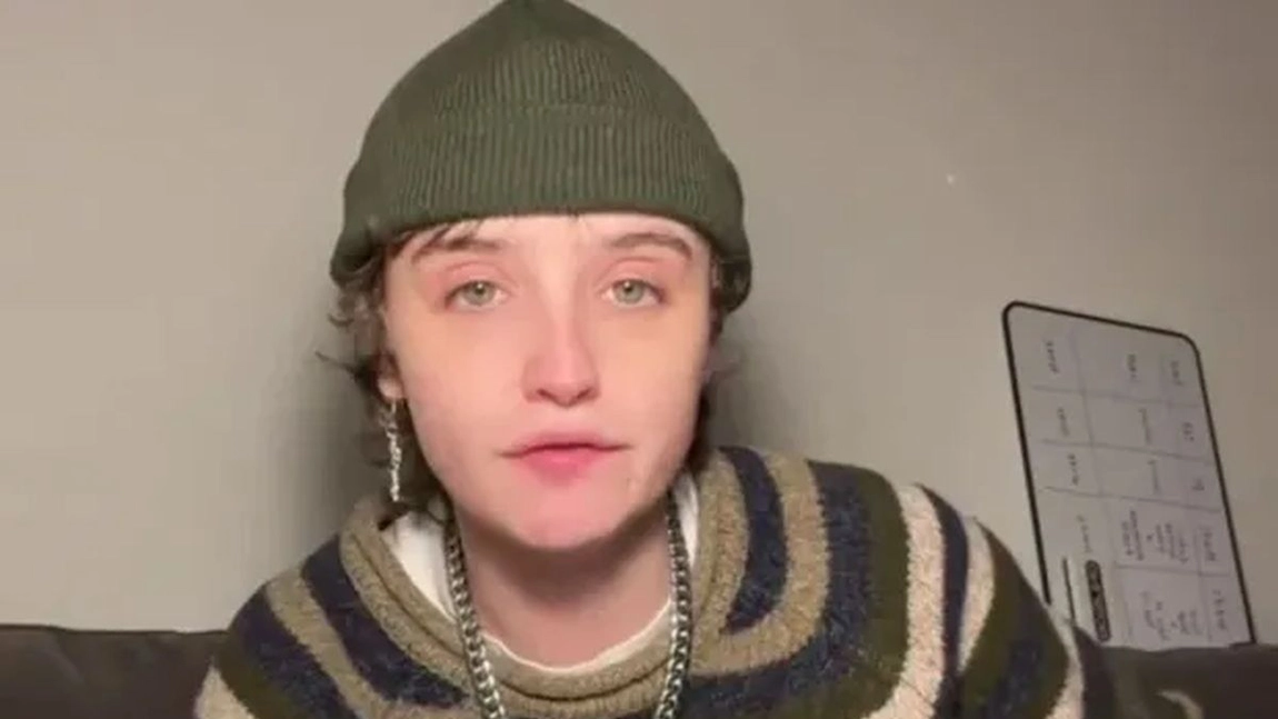 Arată ca un băiețel, însă este o femeie de 26 de ani! Lumea o judecă că are o relație cu „mama” sa!