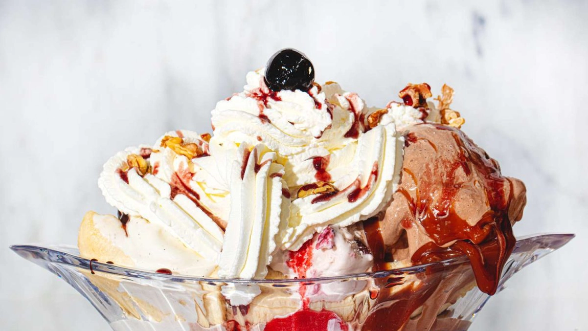 2 rețete inedite pentru banana split, desertul american care te va face să îl prepari mereu!