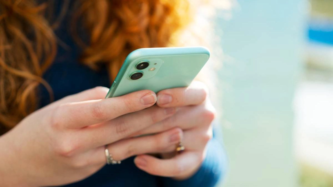 Apar primele cartele SIM speciale pentru minori! Ce restricții vor avea pe telefon