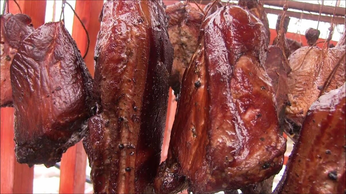 Cât se ține carnea la sare înainte de afumat? Iată ce trebuie să știi despre tot procesul