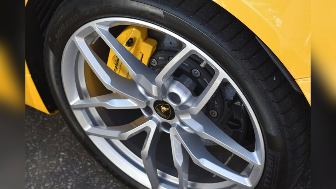 Cum poate stilul tău de condus să afecteze durata de viață a cauciucurilor de vară?