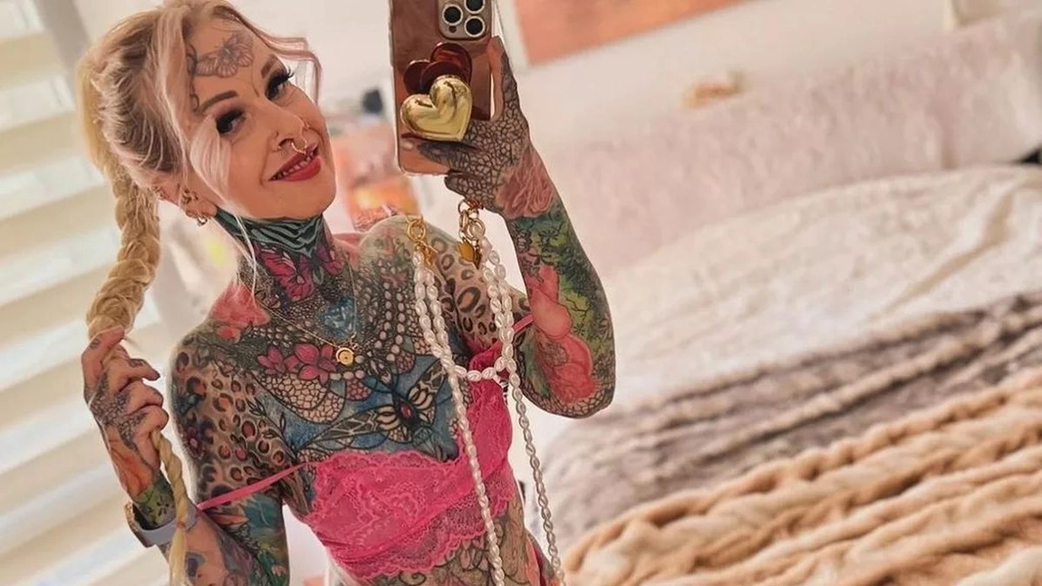 Ea este cea mai tatuată bunică! Nu se ferește să-și arate corpul, în bikini!