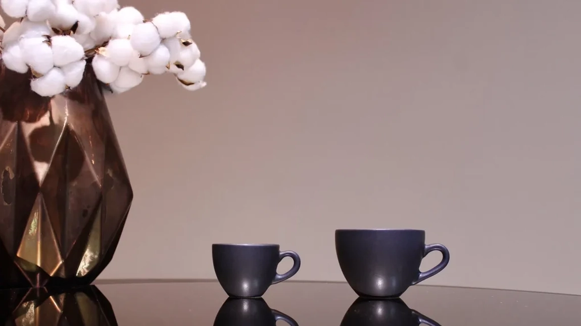 Un cadou elegant și practic: cești de cafea pentru iubitorii de arome fierbinți