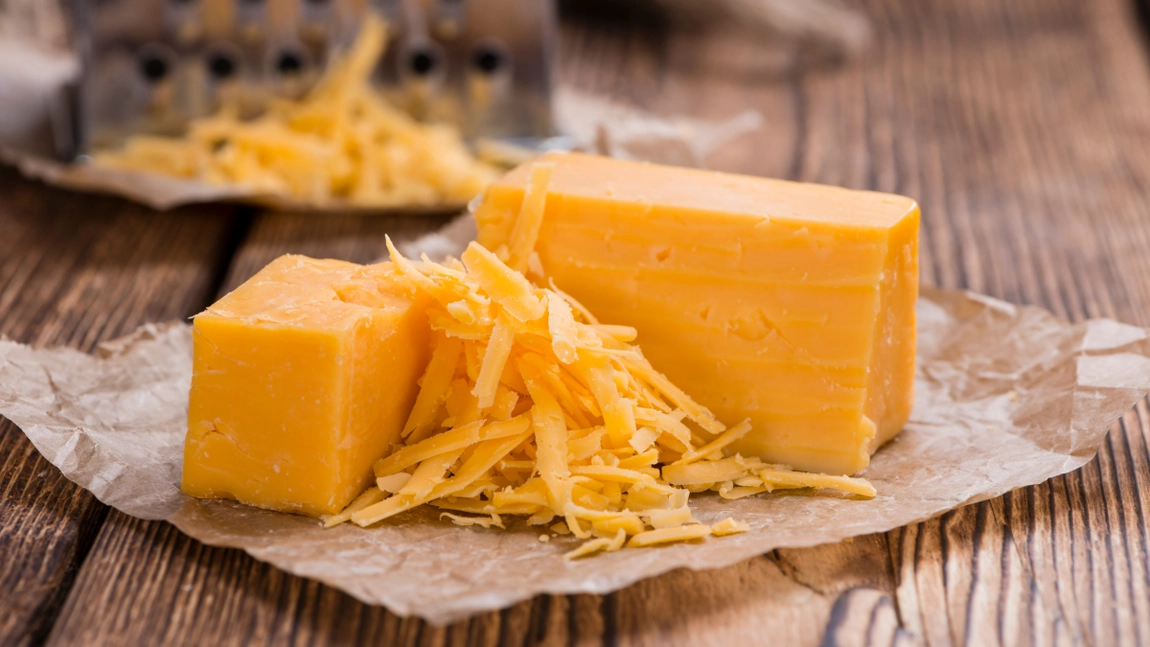 Gustul intens al tradiției din brânza cheddar. Ce rețete trebuie să încerci?