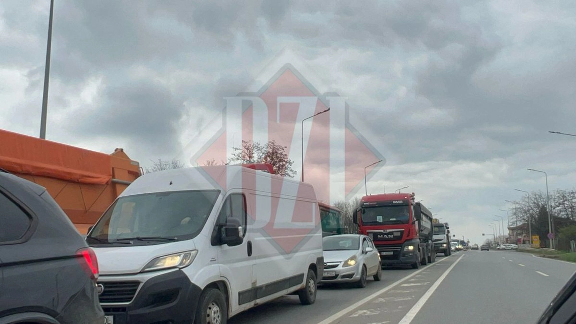 Coadă kilometrică la intrarea în Iaşi! Echipele primăriei montează limitatoare de viteză în mijlocul zilei, blocând traficul