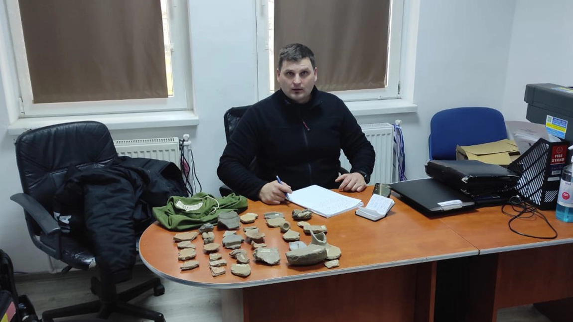 Un sac plin de comori a fost descoperit în talcioc. O femeie din Iași a luat vestigii dacice din casa unui profesor universitar și le vindea cu 3 lei bucata - UPDATE