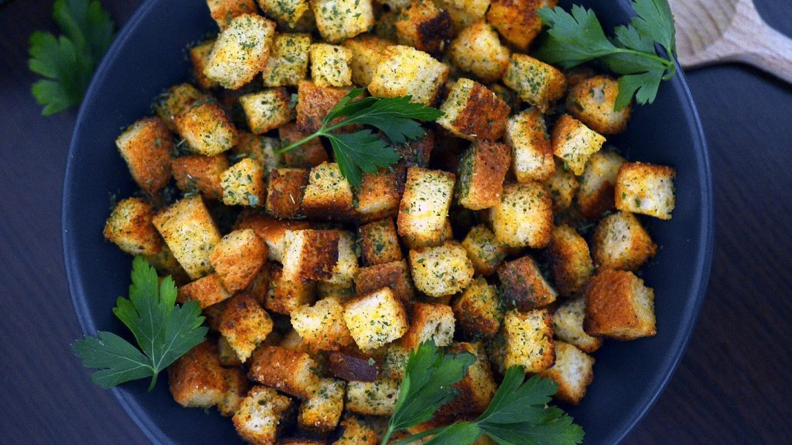 Iată cum poți face cele mai delicioase și aromate crutoane la cuptor