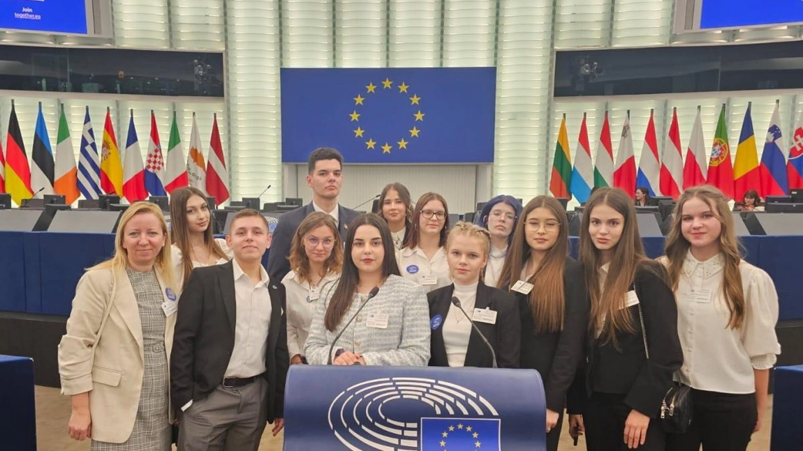 Elevii Colegiului Național „Mihai Eminescu” Iași în dialog cu Victor Negrescu, vicepreședintele Parlamentului European, la Strasbourg