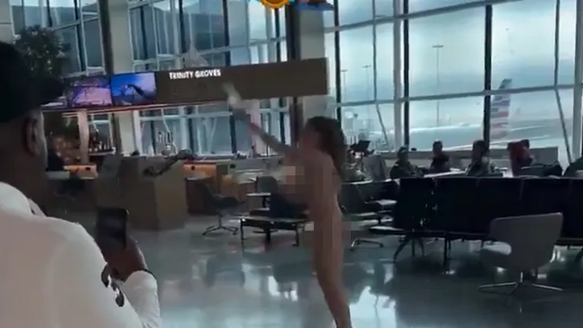 Haos pe aeroport! O femeie dezbrăcată a atacat pasagerii strigând că ea este zeița Venus