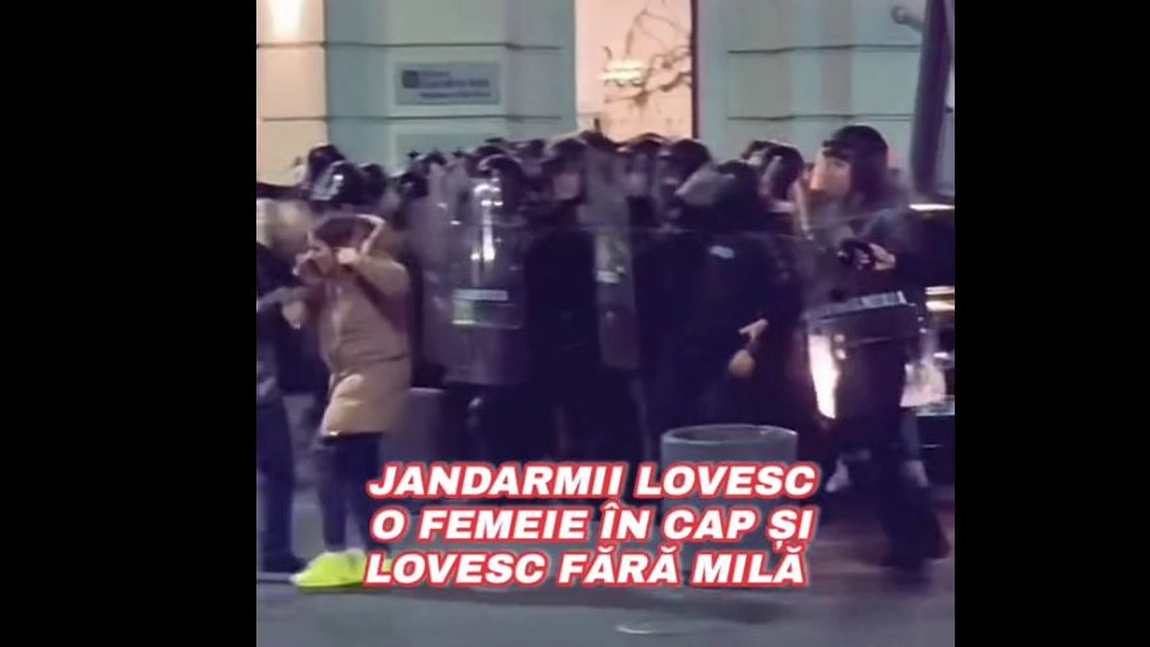 Jandarmi filmați când lovesc o femeie! Jandarmeria Română trebuie să dea explicații de urgență