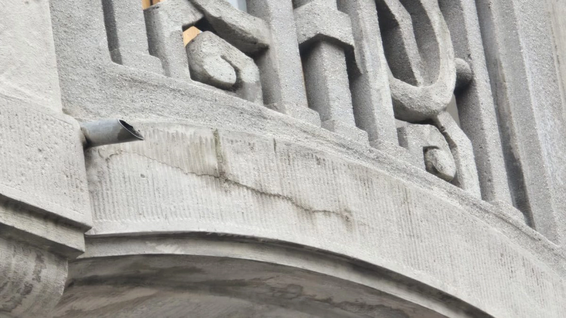 Lucrări în bătaie de joc! O clădire-simbol a Iașului a început să crape. Primăria a cheltuit 4 milioane de euro pentru modernizare