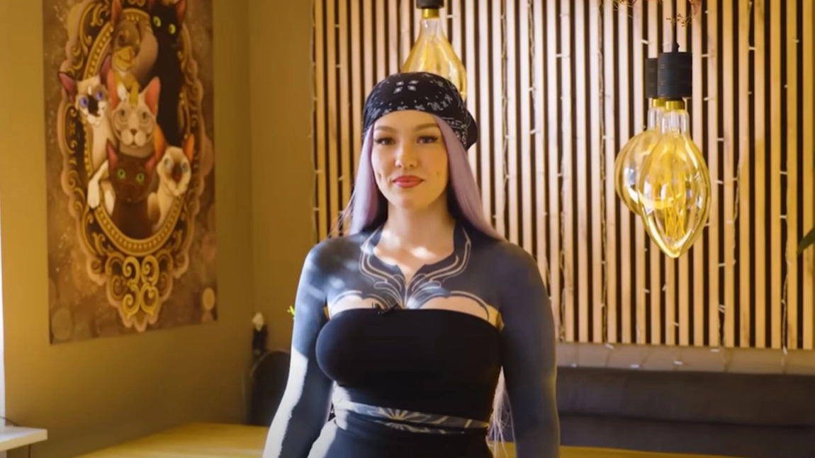 Mariana și-a schimbat culoarea pielii cu ajutorul cernelii de tatuaje! Este 90% acoperită!