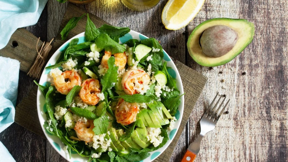 Salată de avocado cu creveți! Iată de ce să consumi mai des aceste crustacee marine!