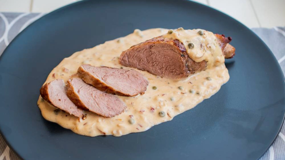 Cea mai delicioasă rețetă de mușchiuleț de porc la tigaie cu sos de ciuperci