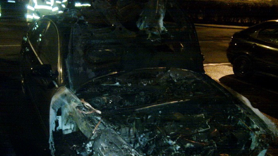 Atac de tip mafiot la Iași! Doi bărbați au pus la cale un plan diabolic, furișându-se în curtea dușmanului lor. Au aruncat cu benzină, iar un Audi a ars ca o torță 