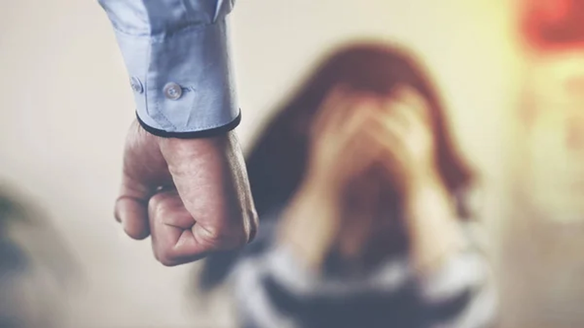 Scandal amoros la Iași! Un bărbat a dat cu soția lui de pământ. Femeia îi ceruse divorțul