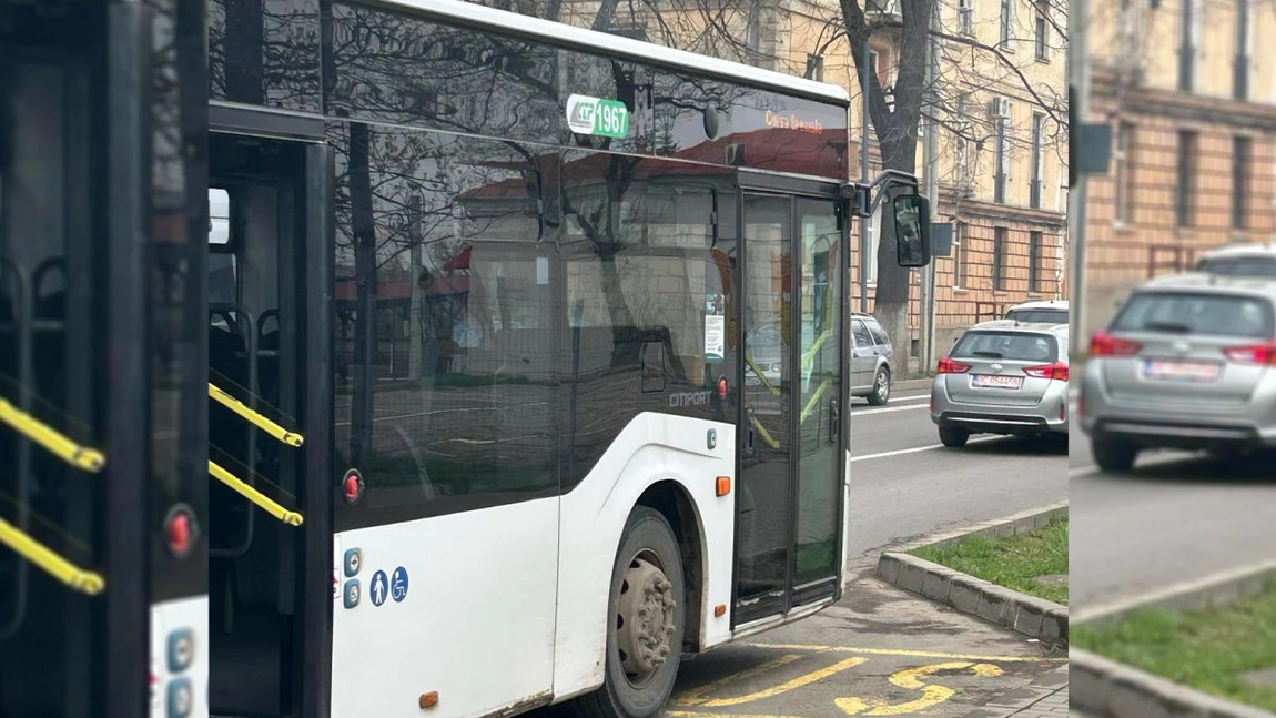 Panică într-un autobuz de la CTP Iași! Călătorii au fost la un pas de a arde de vii: „Fumul ieșea tot mai mult din autobuz, șoferii claxonau”