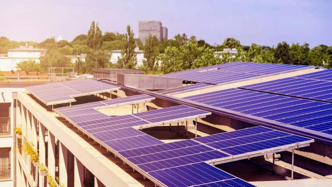 Românii își pot pune panouri solare pe bloc! Care sunt pașii de urmat 