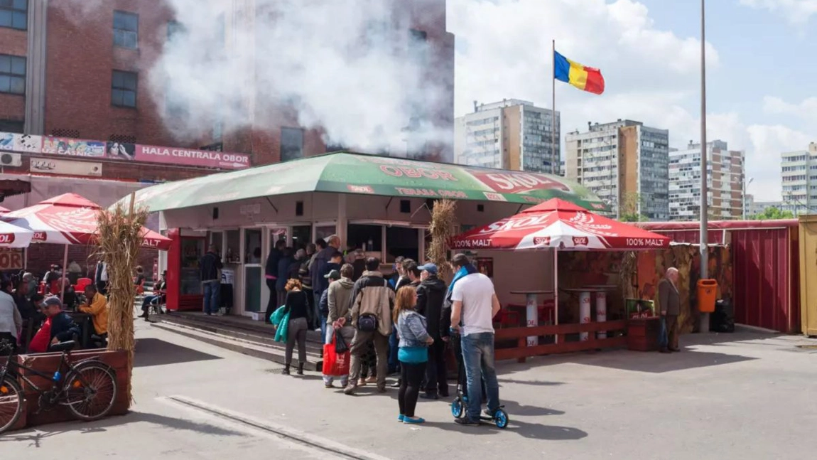 Ce preț are un mic la Terasa Obor din piață. Cât plătesc clienții pentru unul singur, fără pâine sau muștar