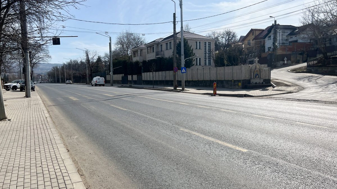 Ieșenii cer primăriei montarea unor cocoașe la o trecere pentru pietoni din cea mai aglomerată zonă din Bucium! Nu este singurul loc din oraș unde ar putea apărea schimbări în trafic