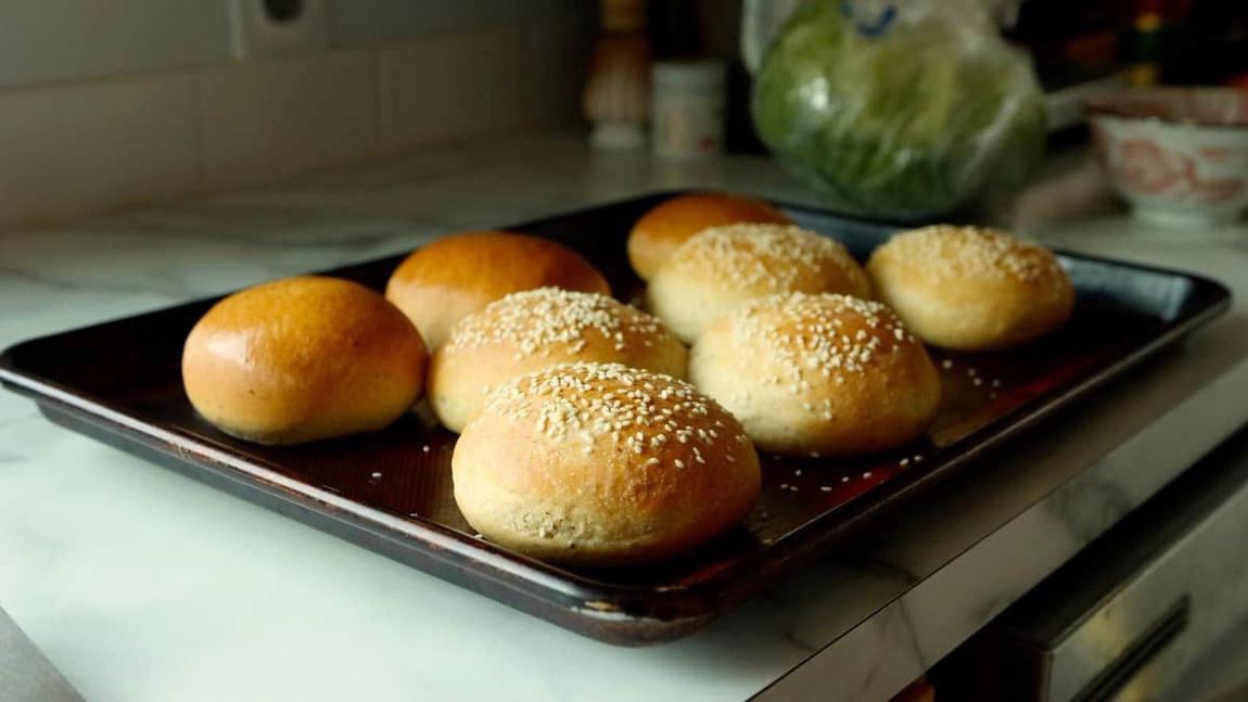 Rețetă de chifle pentru burger. Două variante delicioase și pufoase