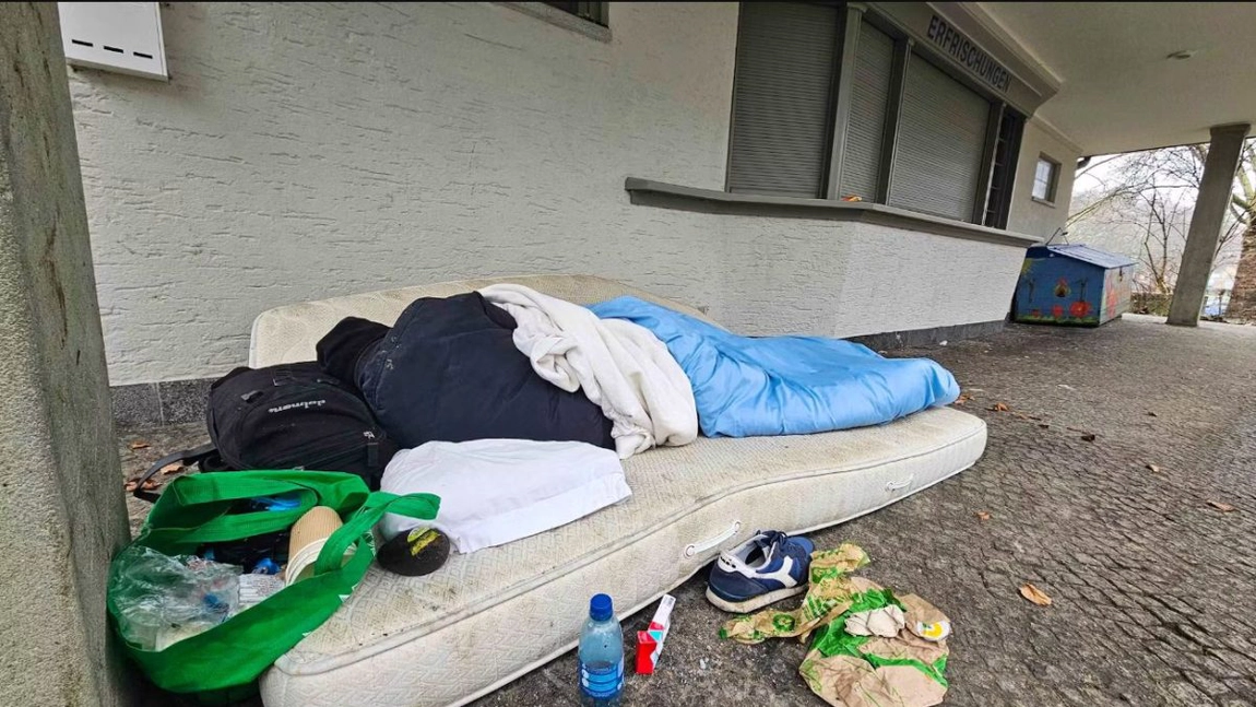 Povestea unui român care câștigă 4.000 de franci pe lună doarme pe străzi în Elveția
