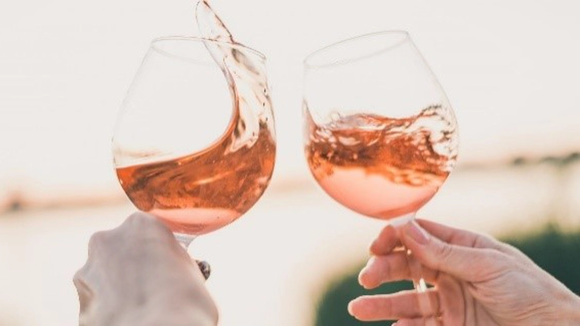 Vinul rosé: deliciu aromat cu beneficii surprinzătoare pentru sănătate