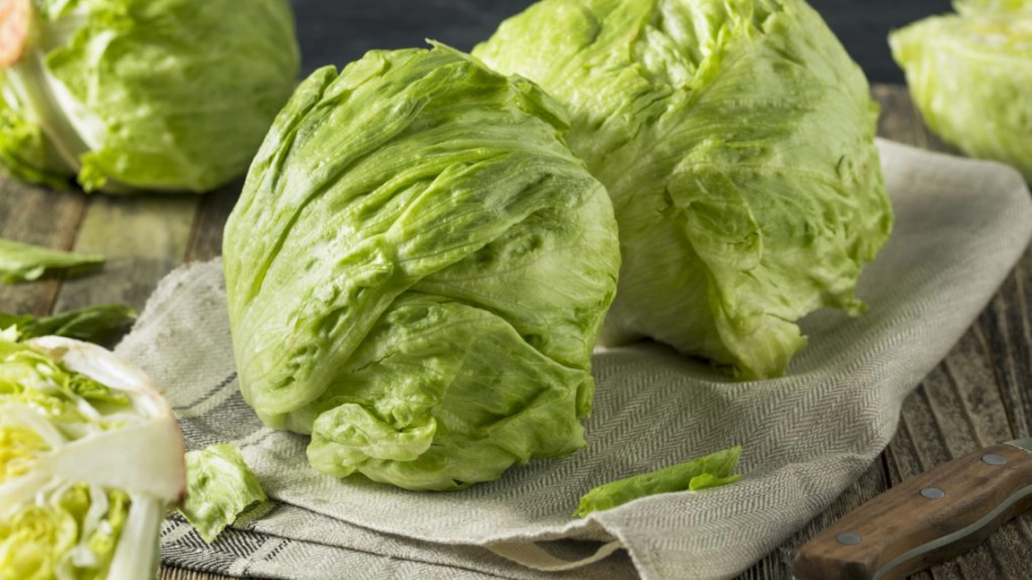 Salata iceberg – Beneficiile și contraindicațiile consumului său