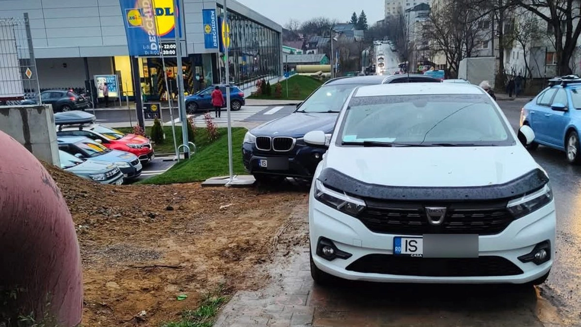 Situație tensionată pe aleea Tudor Neculai din Iași! Localnicii au ocupat parcarea de la noul Lidl, iar clienții blochează trotuarele cu mașinile