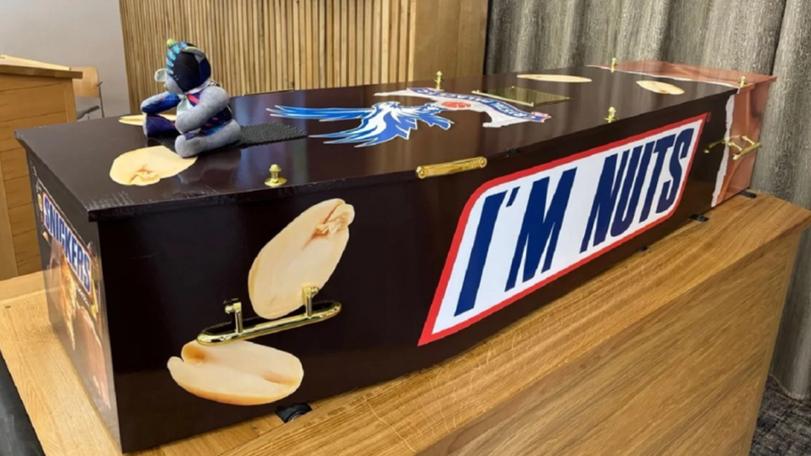 Ultima dorință a unui britanic excentric: să fie înmormântat într-un sicriu Snickers