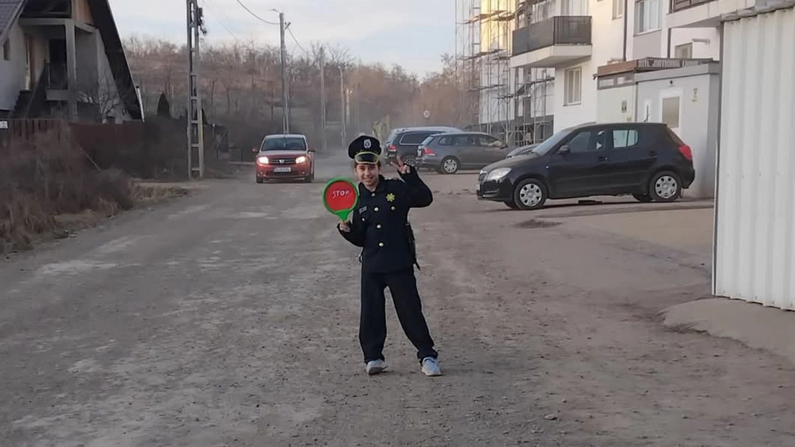 Aceasta este polițista pe care nu se poate supăra niciun șofer. A blocat o stradă întreagă în Bucium, dar toată lumea a fost fericită