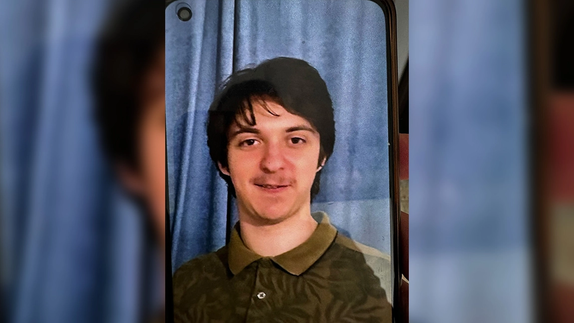 Acest tânăr a fost dat dispărut! Dacă l-ați văzut, sunați la 112