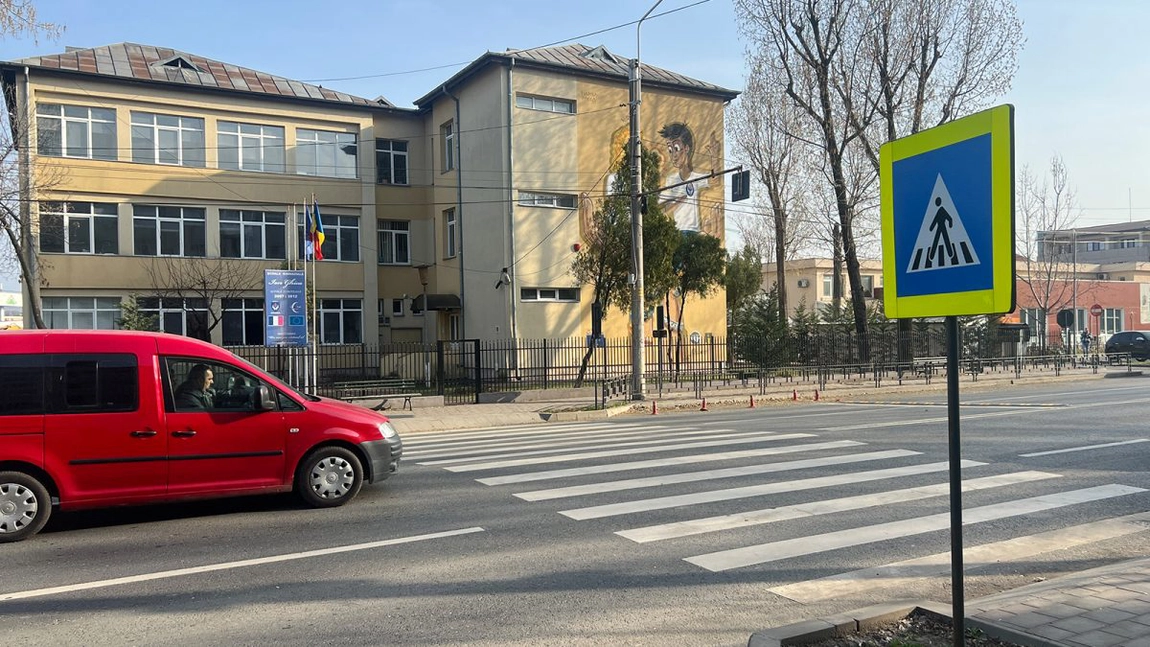 O fetiță din Iași a fost aproape să fie lovită pe trecerea de pietoni din fața școlii. Conducerea a cerut primăriei montarea unui semafor de ani de zile