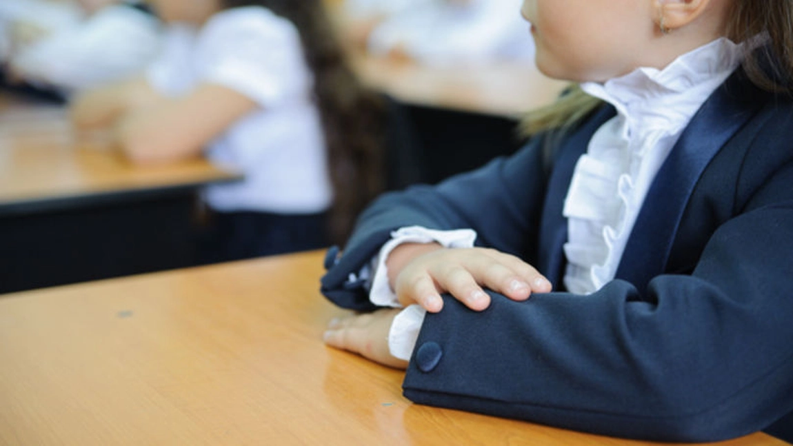 Se schimbă regulile privind uniformele școlare! Ministrul Educației a făcut anunțul pentru elevi, profesori și părinți