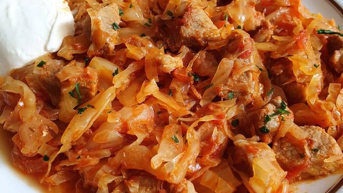 Cea mai delicioasă rețetă de varză murată călită cu carne de porc la cuptor. O rețetă inedită și plină de gust