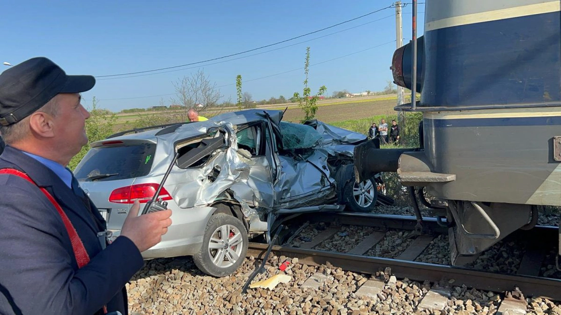 Tragedie de Paște! Un bărbat de 45 de ani a murit după ce mașina pe care o conducea a fost izbită de tren. Nu a întors capul la timp