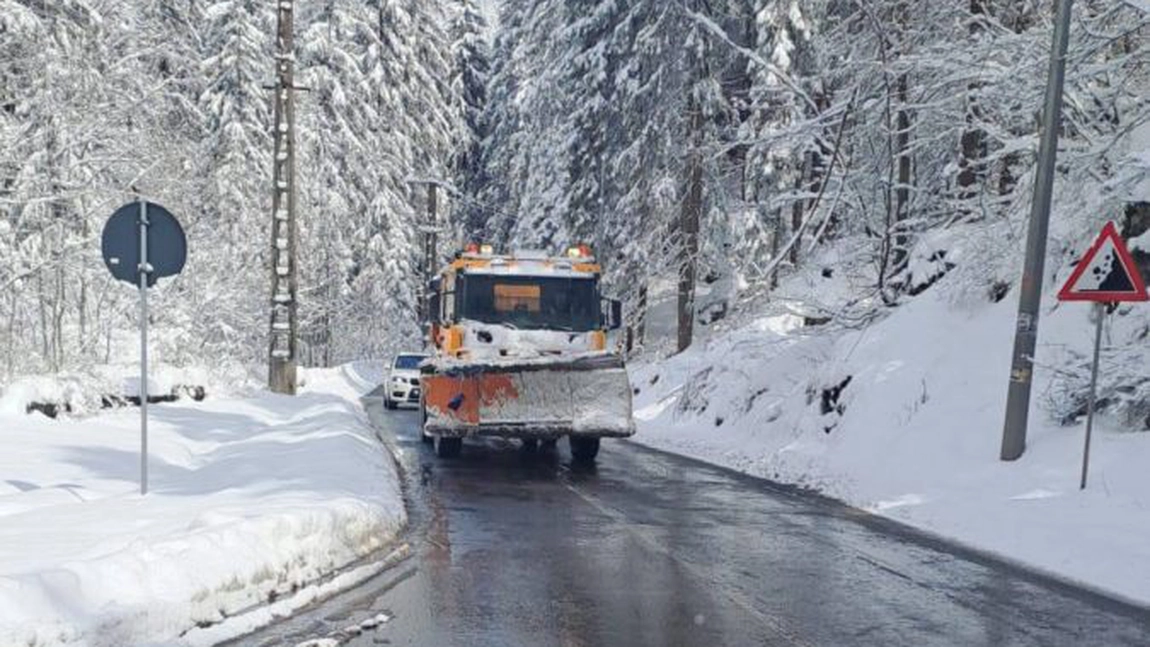 Trafic reluat în bune condiții pe DN 12C, în Cheile Bicazului. Drumarii au intervenit toată noaptea