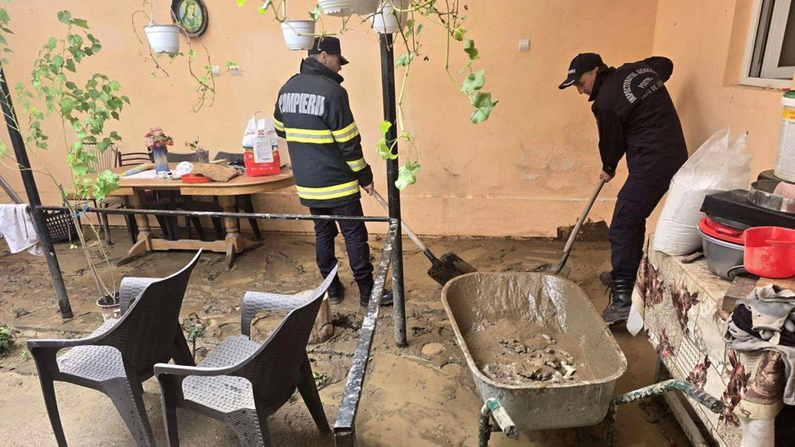 Aproximativ o sută de gospodării din Caraş-Severin, afectate de o viitură de scurtă durată. Localnicii sunt devastați