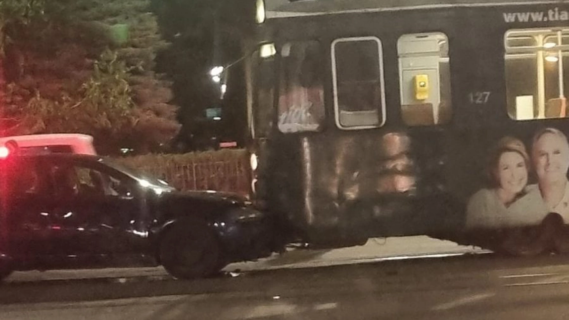 Accident rutier între o mașină și un tramvai. Circulația este blocată - UPDATE