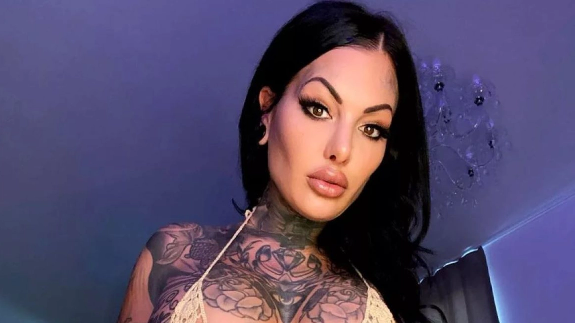 Mara a renunțat la haine pentru a-și arăta tatuajele! Și-a lăsat doar un bikini minuscul!