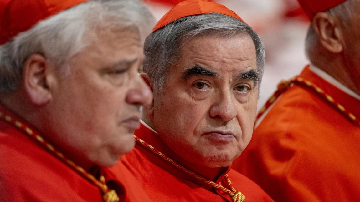 Cardinalul condamnat care vrea să voteze noul papă. Becciu sfidează Vaticanul, în ciuda interdicției oficiale