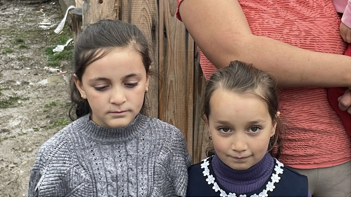 Copiii din mai multe familii care locuiesc în unul dintre cele mai sărace sate din județul Iași își doresc un singur lucru: un cozonac de Paște