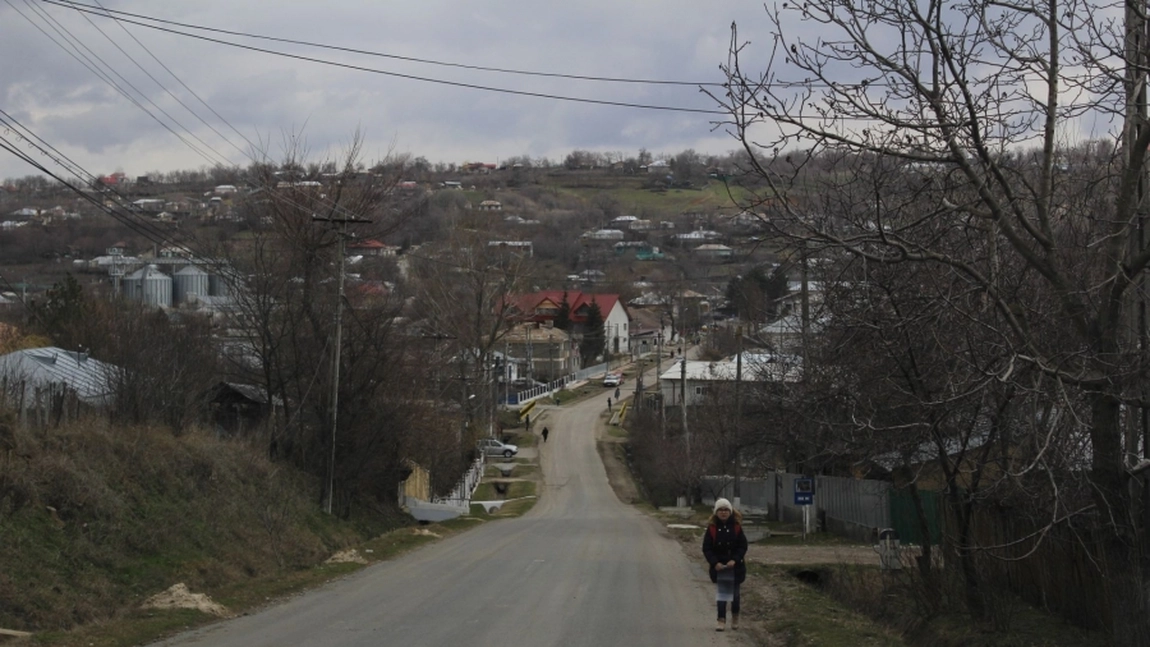 Clipe de groază la Rediu! O bătrână a fost bătută cu bestialitate de către doi indivizi. Unul dintre agresori este chiar cumnatul fiicei sale