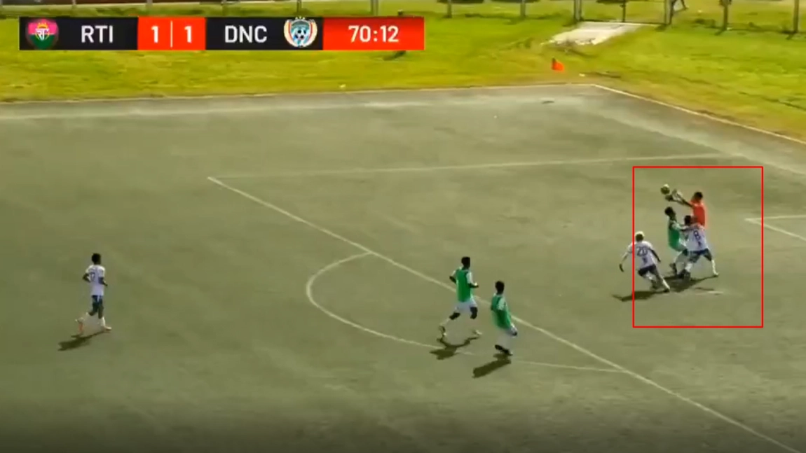 Fotbalistul de doar 21 de ani a murit în timpul meciului. A căzut secerat, iar momentul a fost filmat