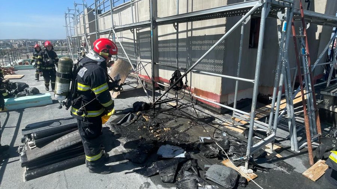 Incendiu în județul Iași. Focul a izbucnit la un bloc cu 10 etaje