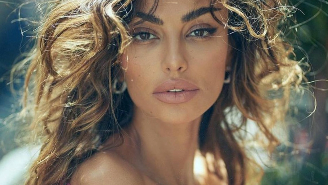 Mădălina Ghenea, apariție topless! În latex și bijuterii prețioase, își expune senzualitatea